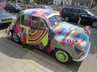 828637 Afbeelding van een auto (Austin Minor) geparkeerd op de Westerkade te Utrecht, ingepakt in zogenaamde 'wilde ...